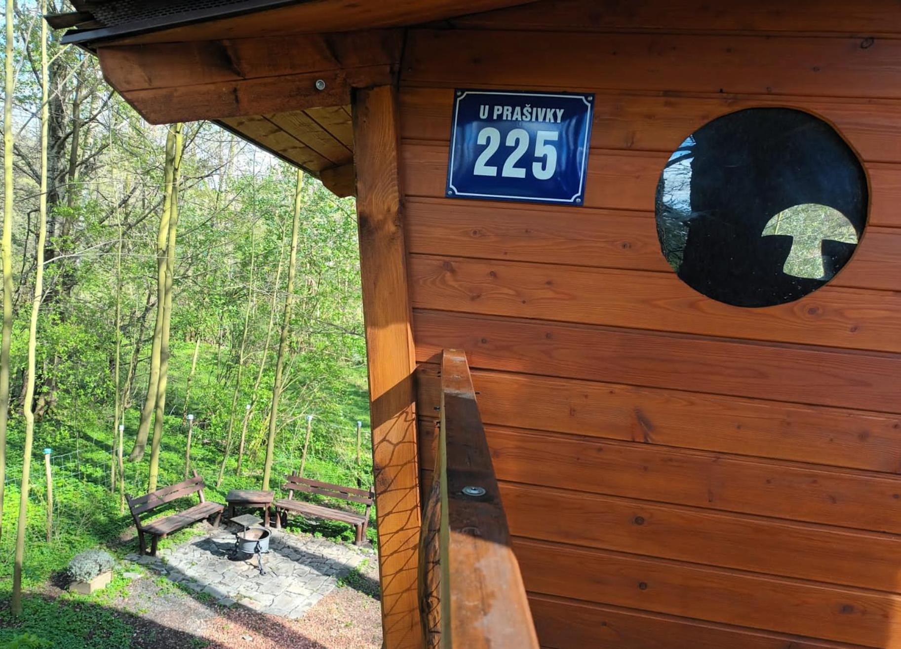 Вилла Treehouse V Brdech Bohutin  Экстерьер фото